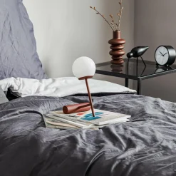 Audo Copenhagen Audo Phare lampe de table LED en rouge foncé| Lampes À Poser Led|Lampes À Poser Et Lampes De Table