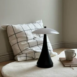 Dyberg Larsen Lampe à poser LED rechargeable Vienna, noir/opale 28 cm| Lampes À Poser Led|Lampes À Poser Et Lampes De Table