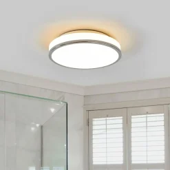 Lindby Plafonnier LED rond Lyss avec bord chromé, IP44| Plafonniers Led|Plafonniers